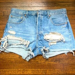 Levi’s distressed shorts size 32